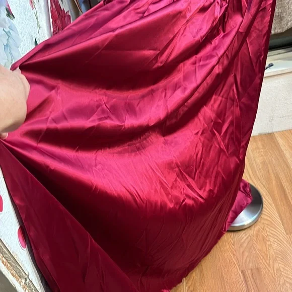 Vintage unbranded luxurious red satin and lace long sleeve maxi gown. Size 18W. - Picture 9 of 17
